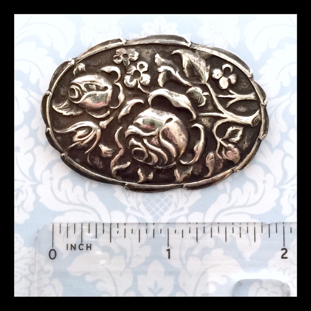 Antique silver repousse brooch - Picture 3 of 7